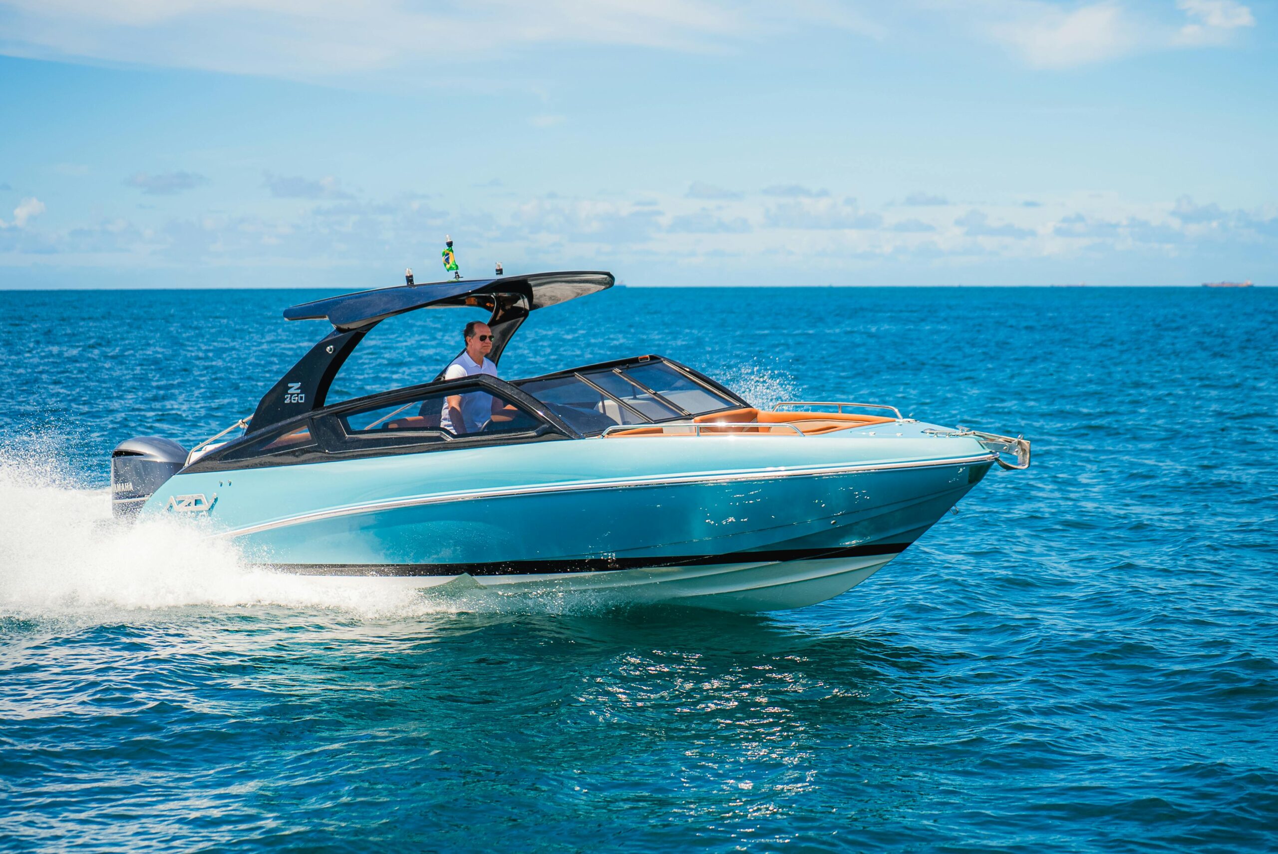 Z260 navegando em mar aberto