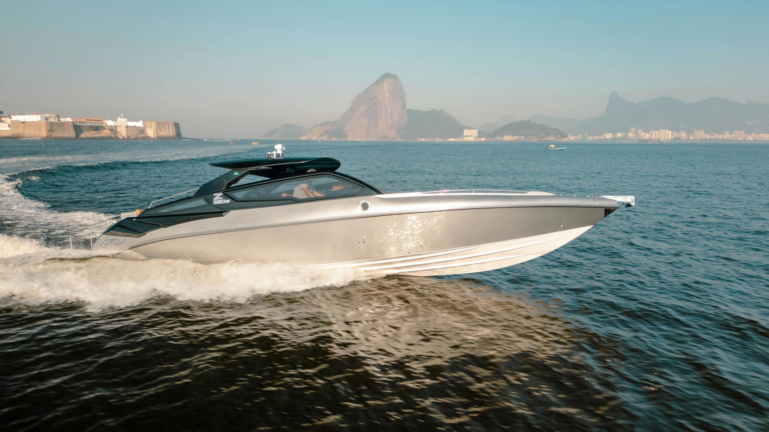 Z380S navegando em mar aberto