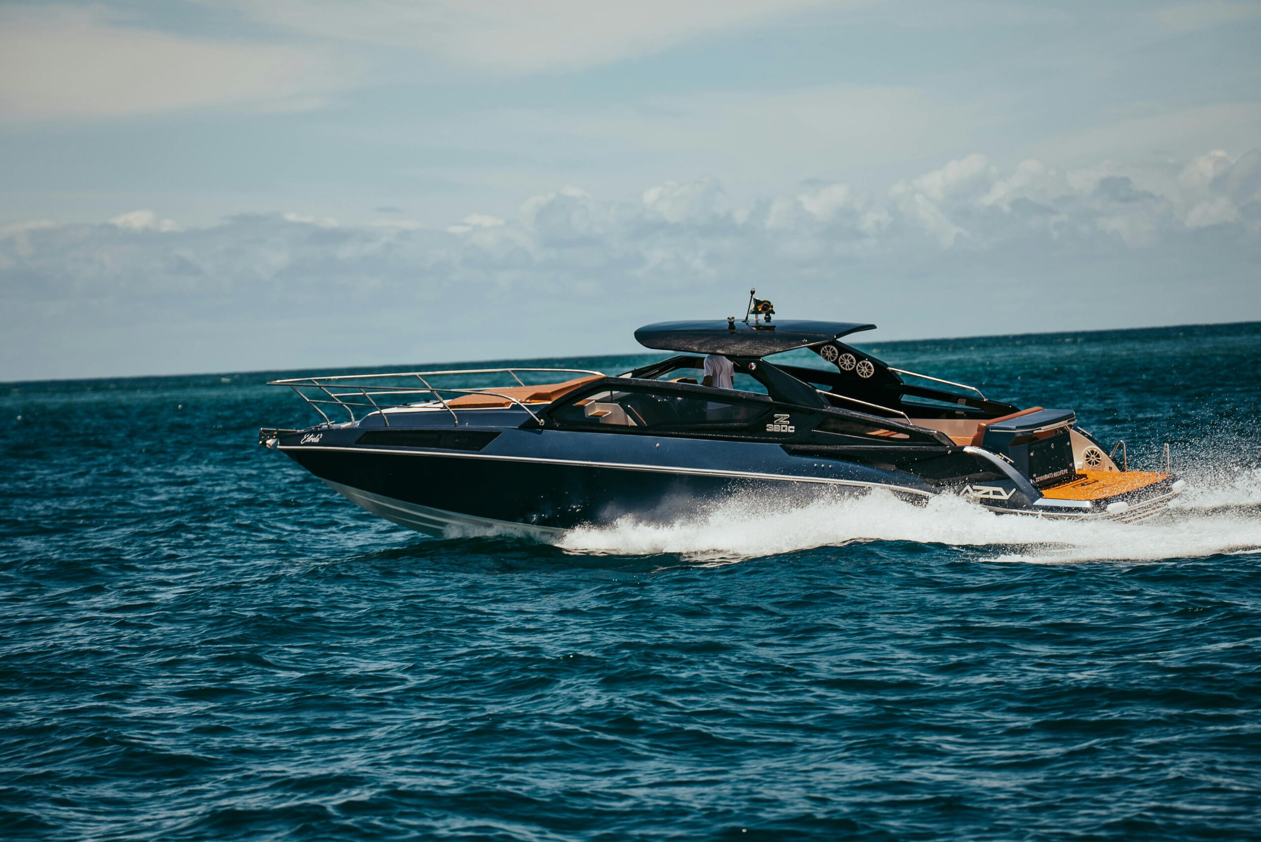Z380C navegando em mar aberto