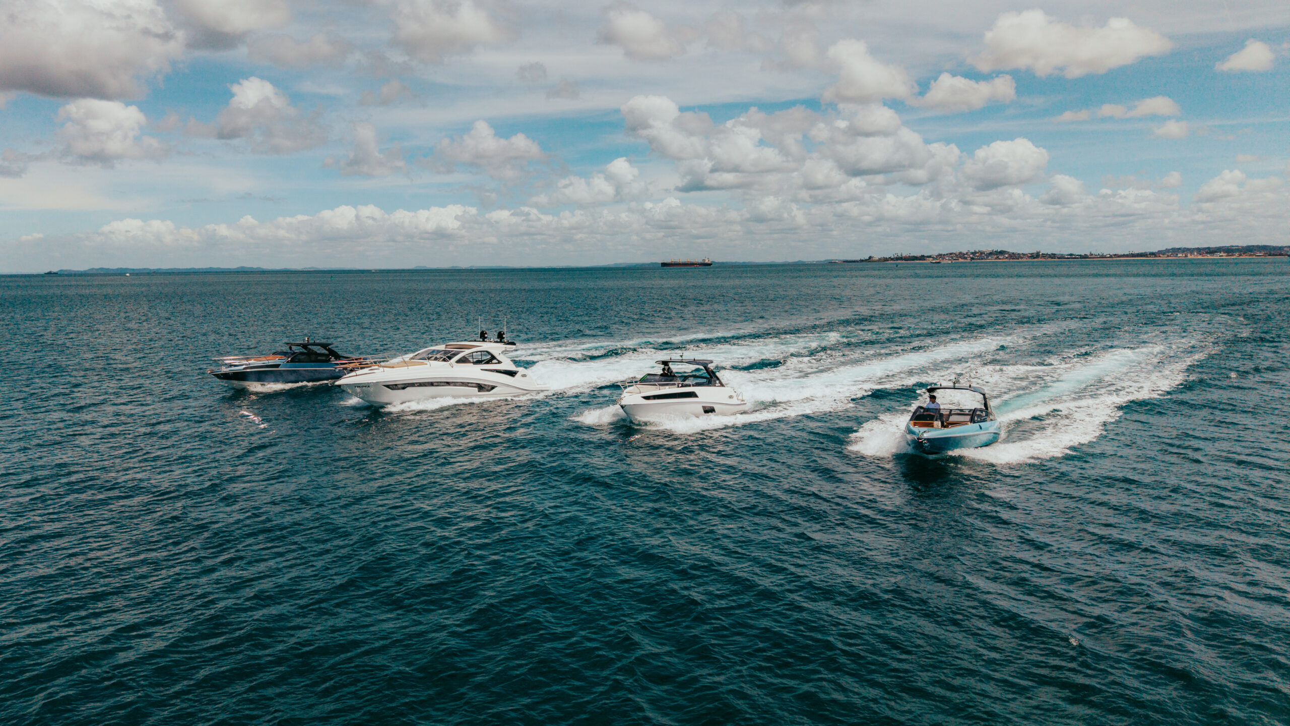 Embarcação Azov em navegação